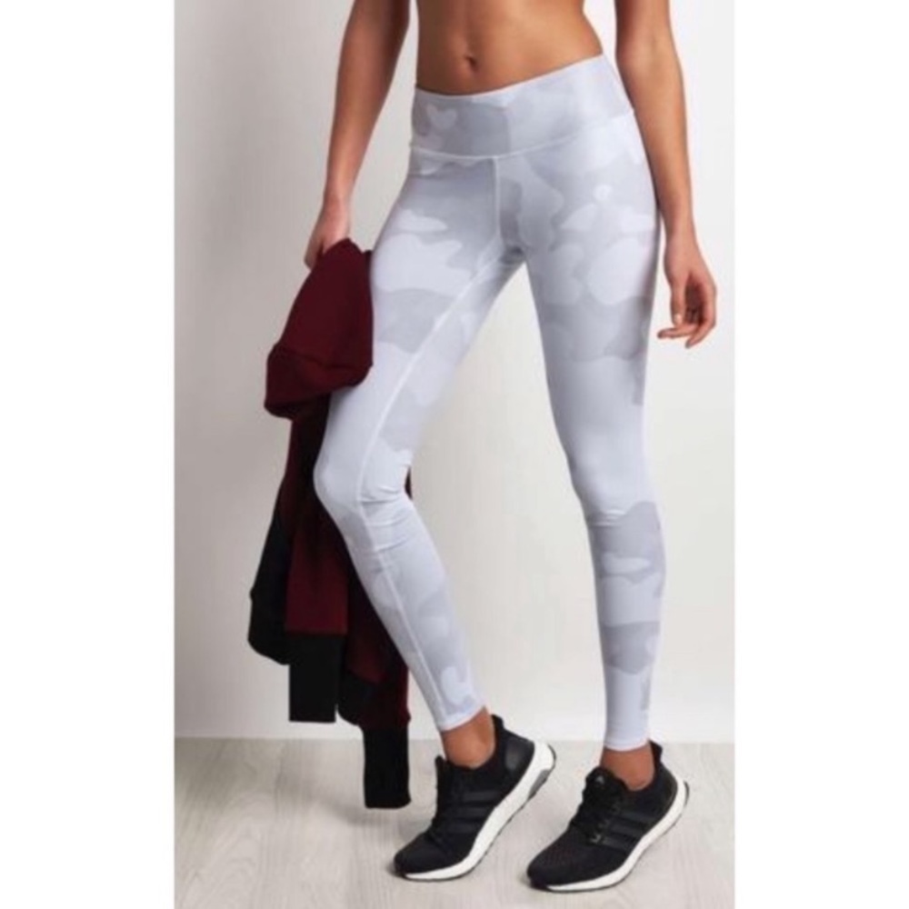 NWT Alo Yoga Airbrushed Leggings White Camo
